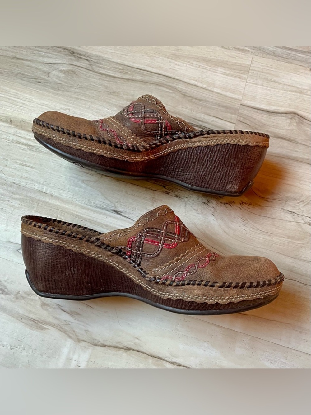 Clark’s Artisan Brown Suede Wedge Mules with Embroidered Accent size 8M